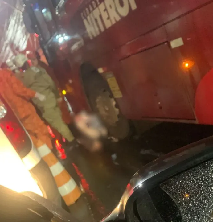 Até o momento, a identidade e a idade da mulher não foram divulgadas oficialmente