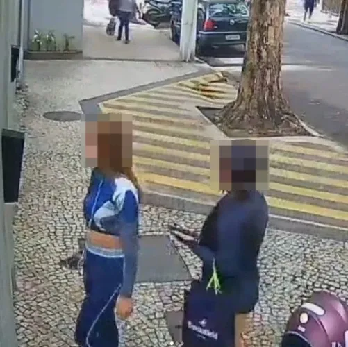 A ação das mulheres foi registrada por câmeras de segurança dos condomínios