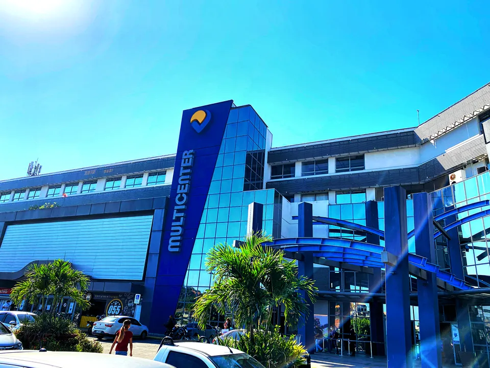 As vagas são temporárias, com possibilidade de efetivação em algumas lojas, e exigem diferentes níveis de formação e experiência