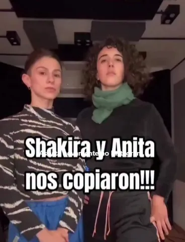 De acordo com as artistas argentinas Tushka e Rebebe, a faixa “Choka Choka”, lançada em abril deste ano, possui algumas semelhanças com a música autoral delas chamada “Atómica”