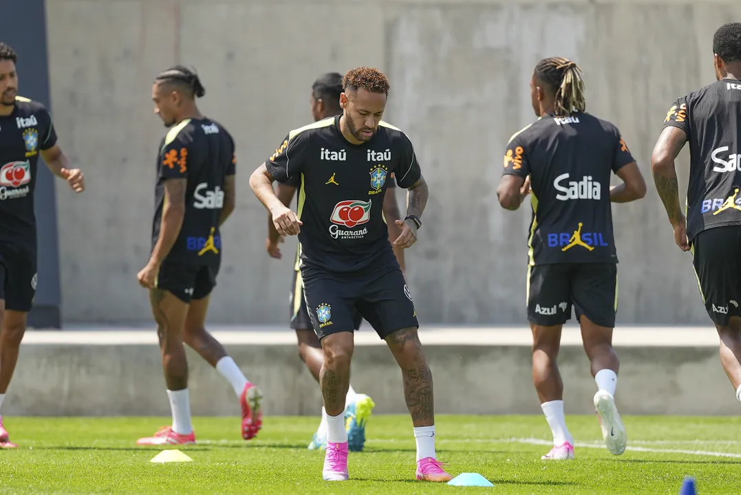 Neymar treina pela Seleção Brasileira
