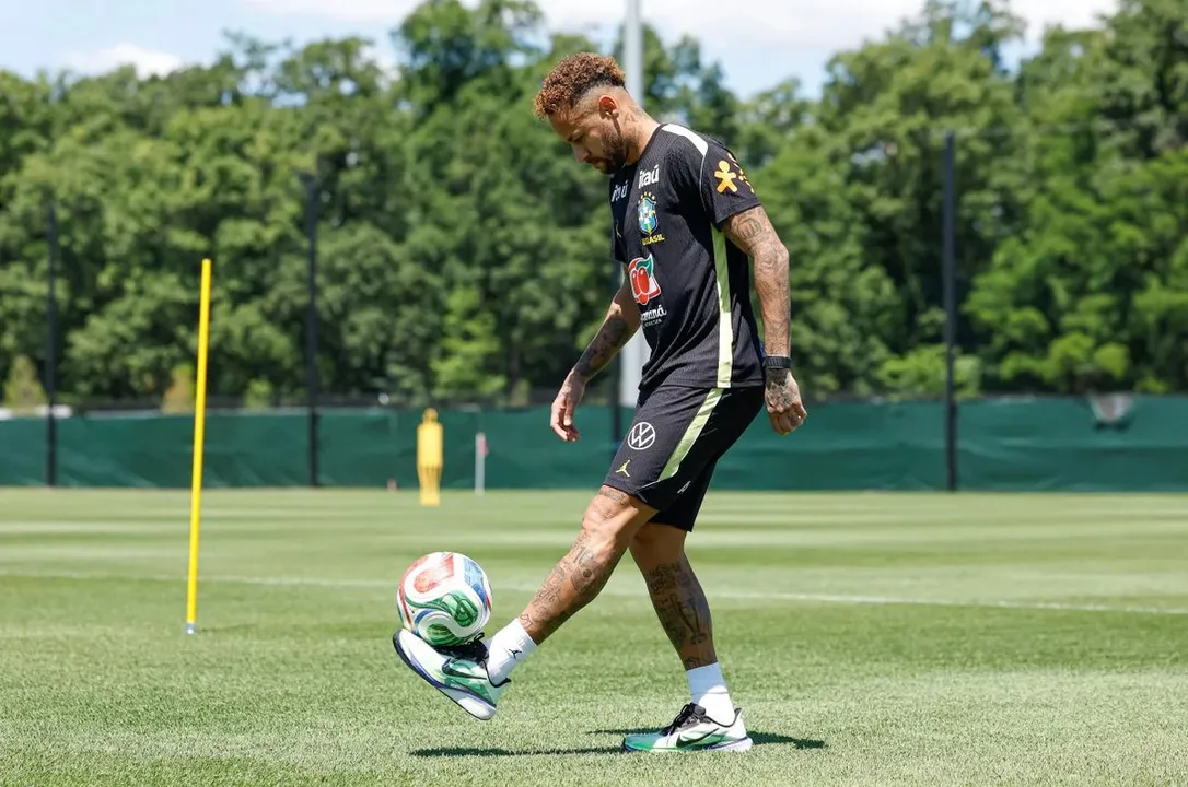 Neymar em primeiro treino no campo nesta terça-feira (16)