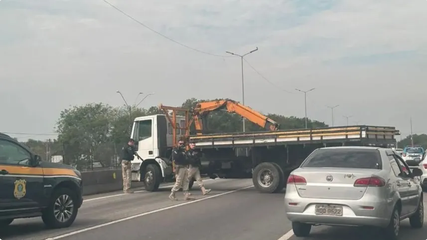 Caminhão atravessado na BR-101 (Niterói-Manilha)