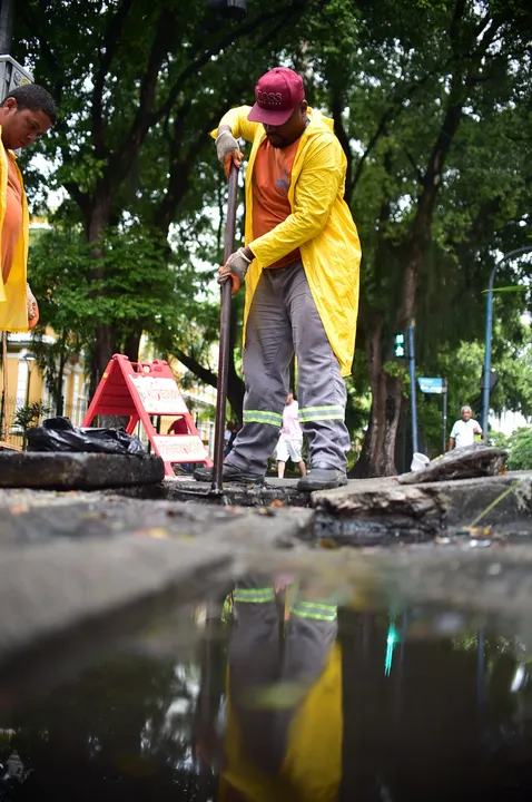 Mais de 2 mil funcionários da Defesa Civil, da Companhia de Limpeza de Niterói (Clin) e de equipes de apoio atuam de forma integrada para reduzir os transtornos
