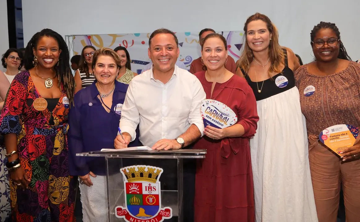 Autoridades municipais e federais durante o lançamento da edição 2026 do programa Niterói por Elas e da campanha “Carnaval sem assédio”, no Caminho Niemeyer
