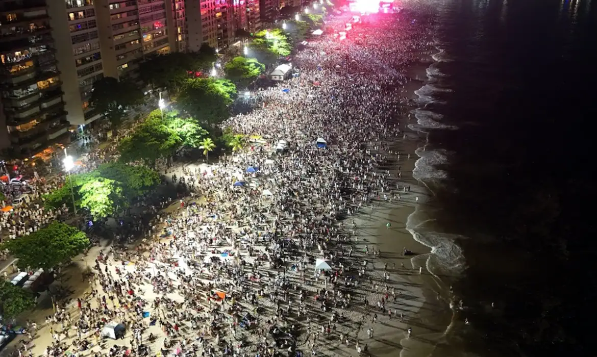 Além de atingir a capacidade máxima, o réveillon na praia de Icaraí reuniu 700 mil pessoas segundo a prefeitura