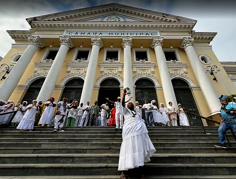 A celebração reúne terreiros, lideranças espirituais, sambistas, trabalhadores da fé e comunidades de diferentes territórios