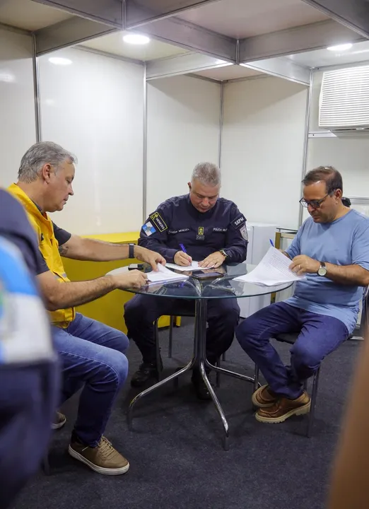 Rodrigo Neves assina documento que concede aumento pra forças de segurança