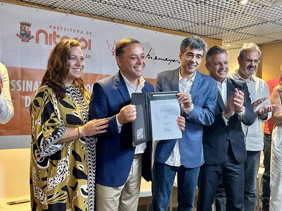 Rodrigo Neves encerrou a cerimônia com uma homenagem ao arquiteto “Viva Oscar Niemeyer!”