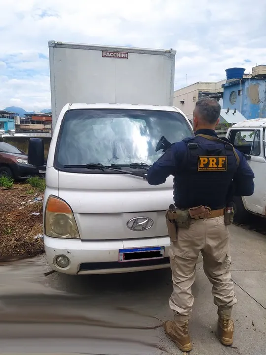 Caminhão recuperado por agentes da Polícia Rodoviária Federal