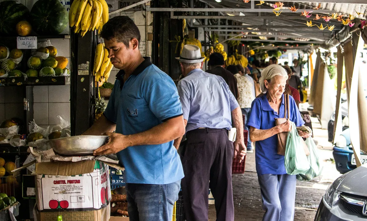 Entre as atividades que passam a depender de autorização prévia em Convenção Coletiva estão supermercados e hortifrutis