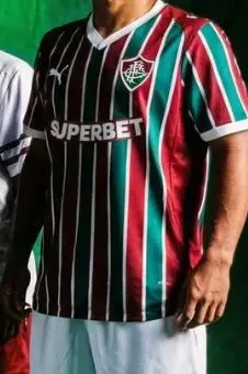 Imagem vazada dos novos uniformes do Fluminense com a Puma melhorada com Inteligência Artificial