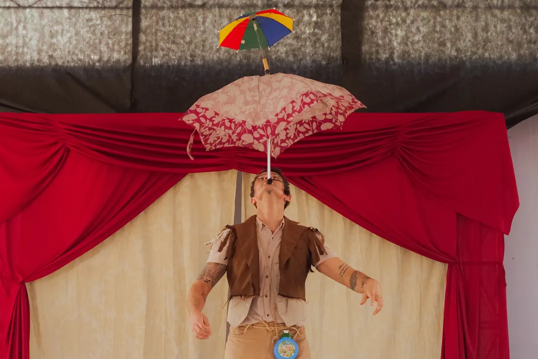 A narrativa combina humor e poesia para abordar, de forma acessível, temas urgentes do cotidiano