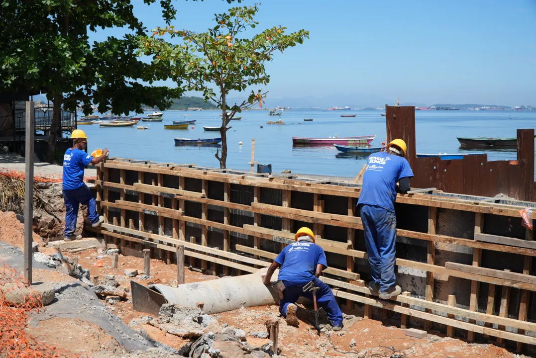 O projeto prevê a requalificação do calçadão, criando espaços de permanência e convivência