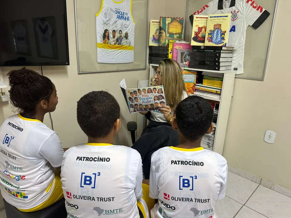 Durante os encontros, os alunos tiveram contato com obras como Amoras, de Emicida; Chapeuzinho Amarelo, de Chico Buarque; e Branco, Belo e Cinderelo, de José Roberto Torero e Marcus Aurelius Pimenta