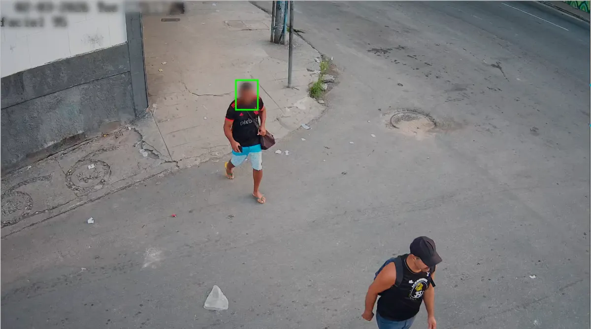 Os agentes da CSSG estavam realizando o monitoramento pelas câmeras quando o sistema alertou, através do reconhecimento facial do suspeito, que ele era foragido da Justiça