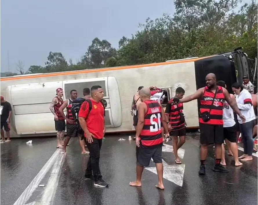Ônibus com torcedores do Flamengo tomba na Via Dutra