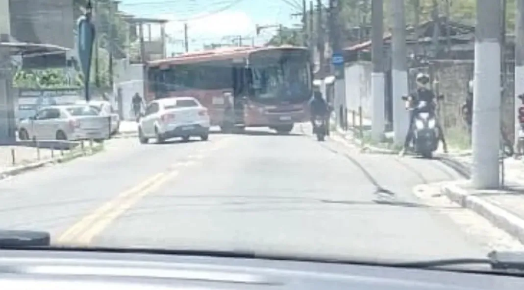 O coletivo foi atravessado na via, interrompendo temporariamente o trânsito e deixando motoristas retidos no local.