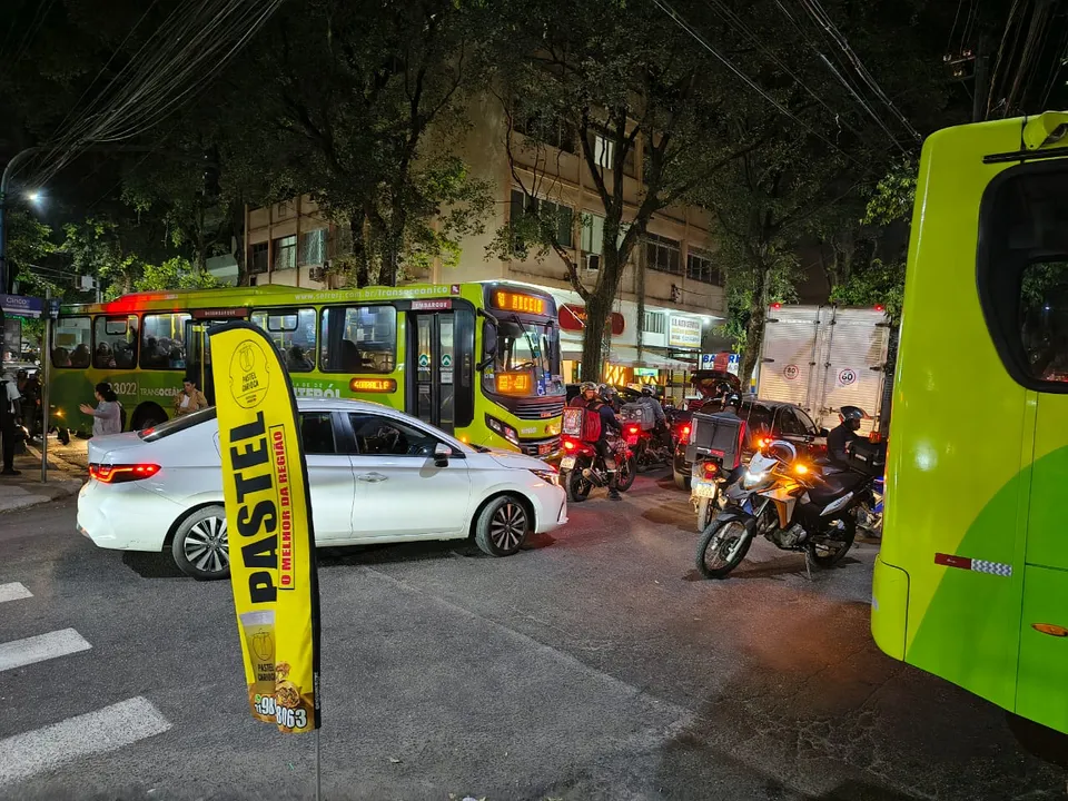 Ônibus quebrado da linha 53 deu um 'nó' no trânsito de Niterói