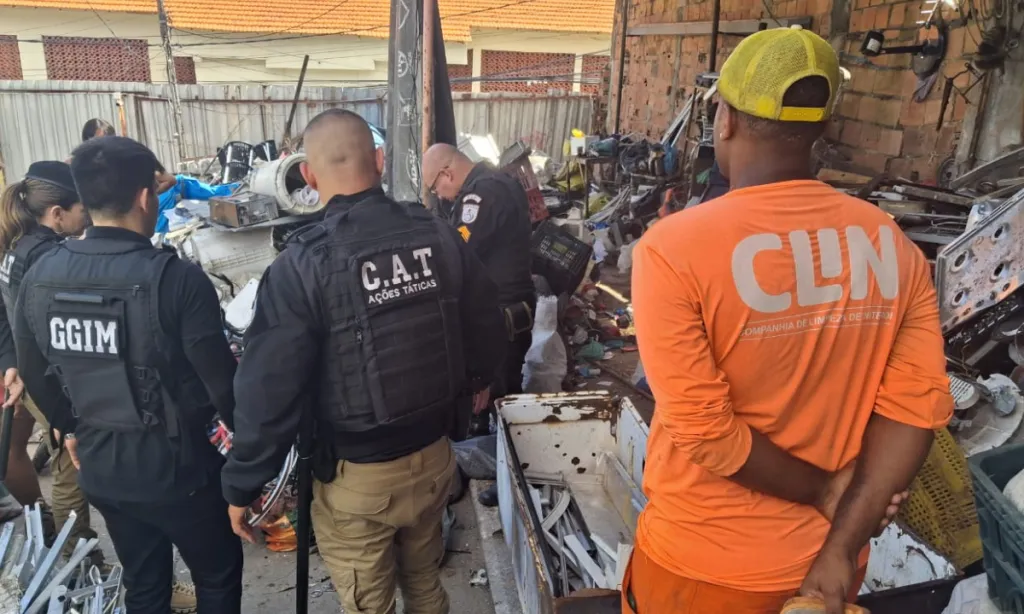 Desta vez, o alvo da operação foi um ferro-velho irregular localizado na Travessa José Agra, na Engenhoca