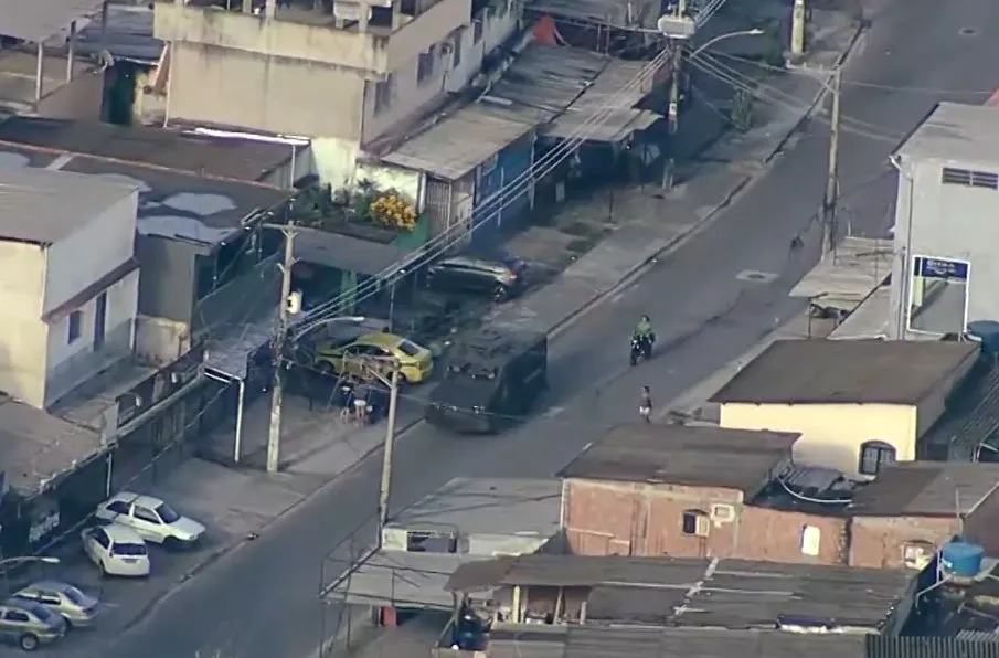 Os criminosos reagiram ateando fogo em entulhos e chegaram a colocar um caminhão atravessado nos acessos às comunidades