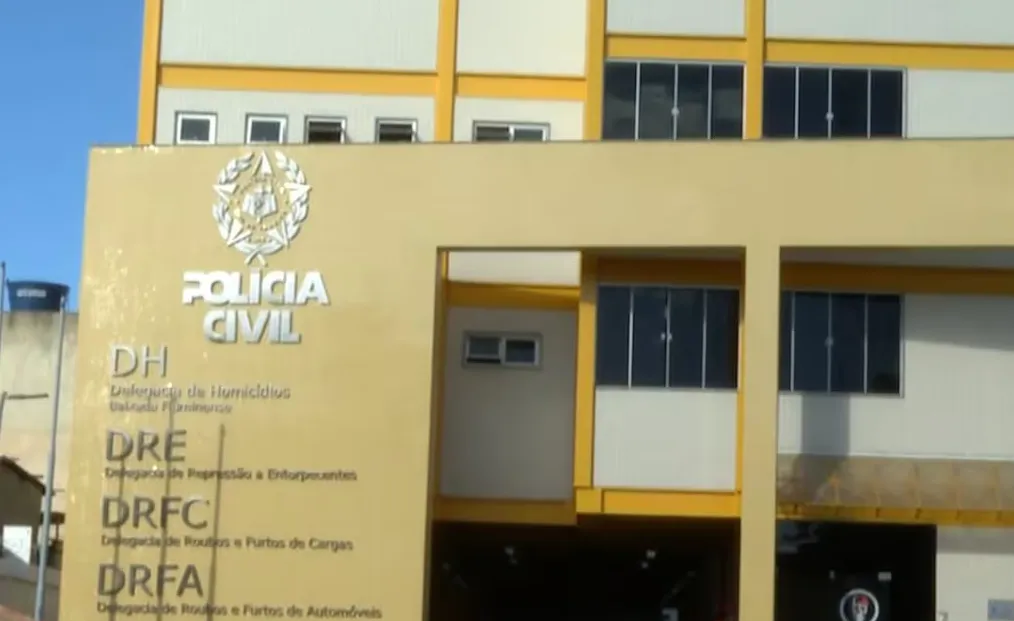 As investigações apontaram que o homem atuava diretamente com Edgar Alves de Andrade, o “Doca”, uma das principais lideranças da facção criminosa