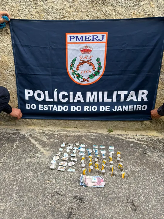 Pequena quantidade de drogas foi localizada com os dois suspeitos