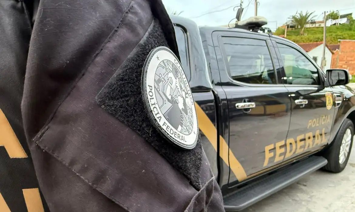 Os policiais federais cumpriram quatro mandados de prisão preventiva contra investigados apontados como operadores relevantes da engrenagem financeira da organização