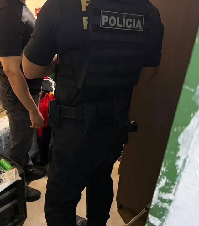 O suspeito deverá responder por armazenamento e compartilhamento de mídias de conteúdo de exploração sexual