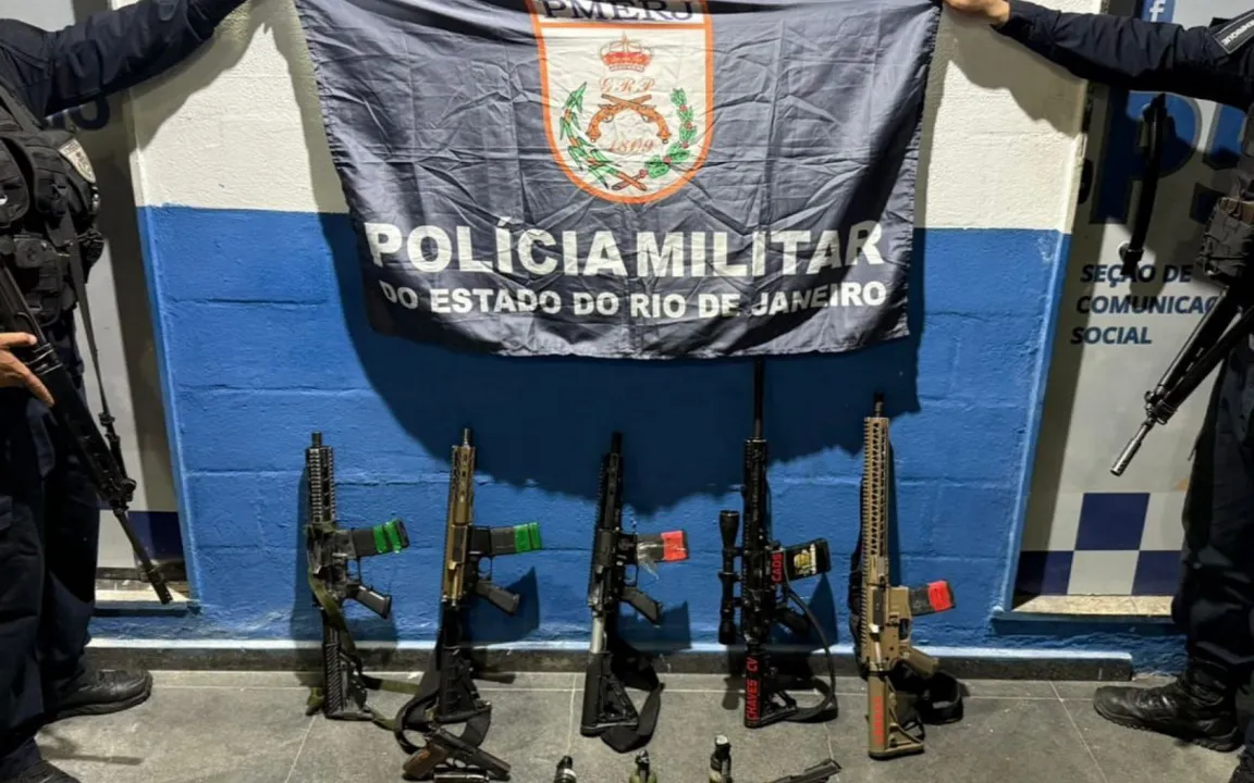 Os policiais apreenderam cinco fuzis, duas pistolas, três granadas e outros armamentos