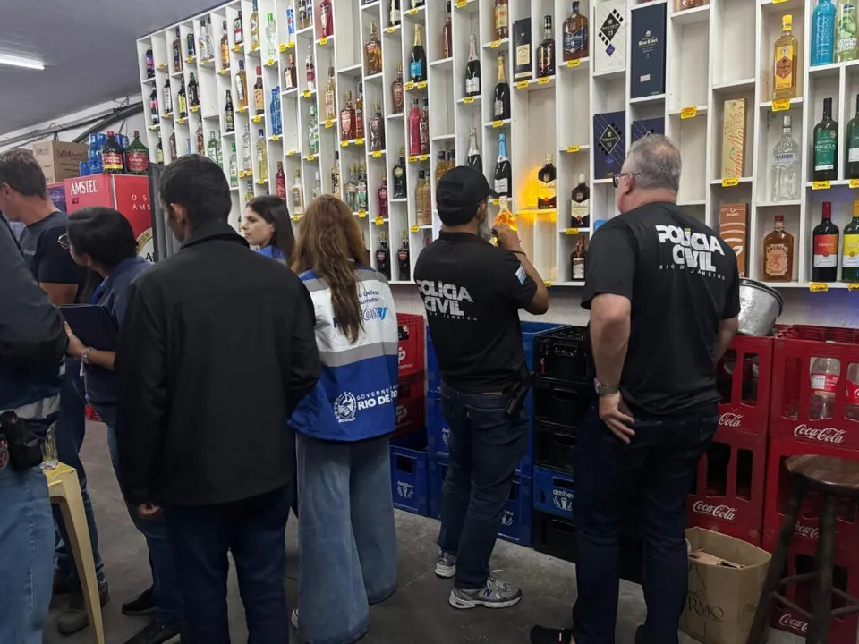 O estabelecimento foi autuado e a bebida irregular descartada no local, na presença dos fiscais