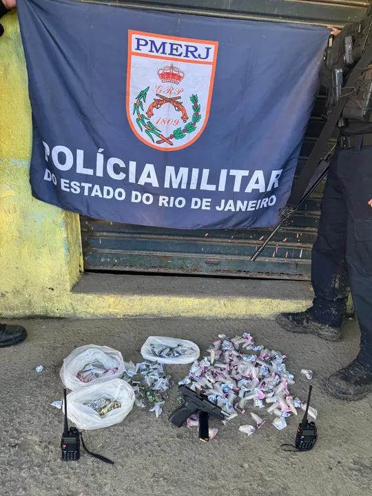 Além dos quatro suspeitos detidos, foram apreendidos uma pistola calibre 9mm, equipada com um carregador alongado, e uma grande quantidade de material entorpecente.