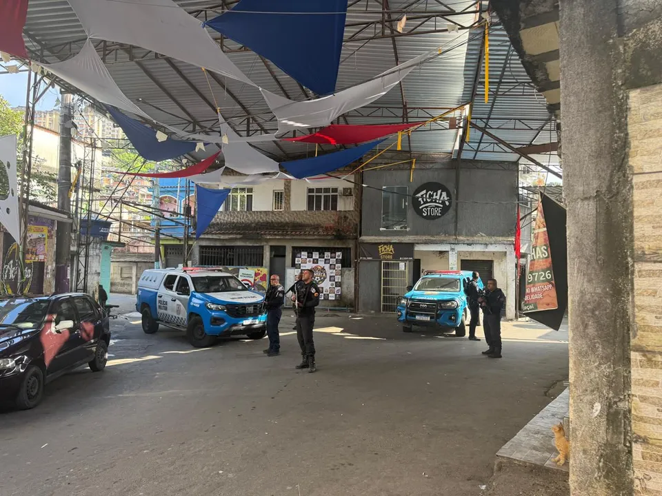 Durante a operação, estão sendo desmontadas estruturas metálicas irregulares