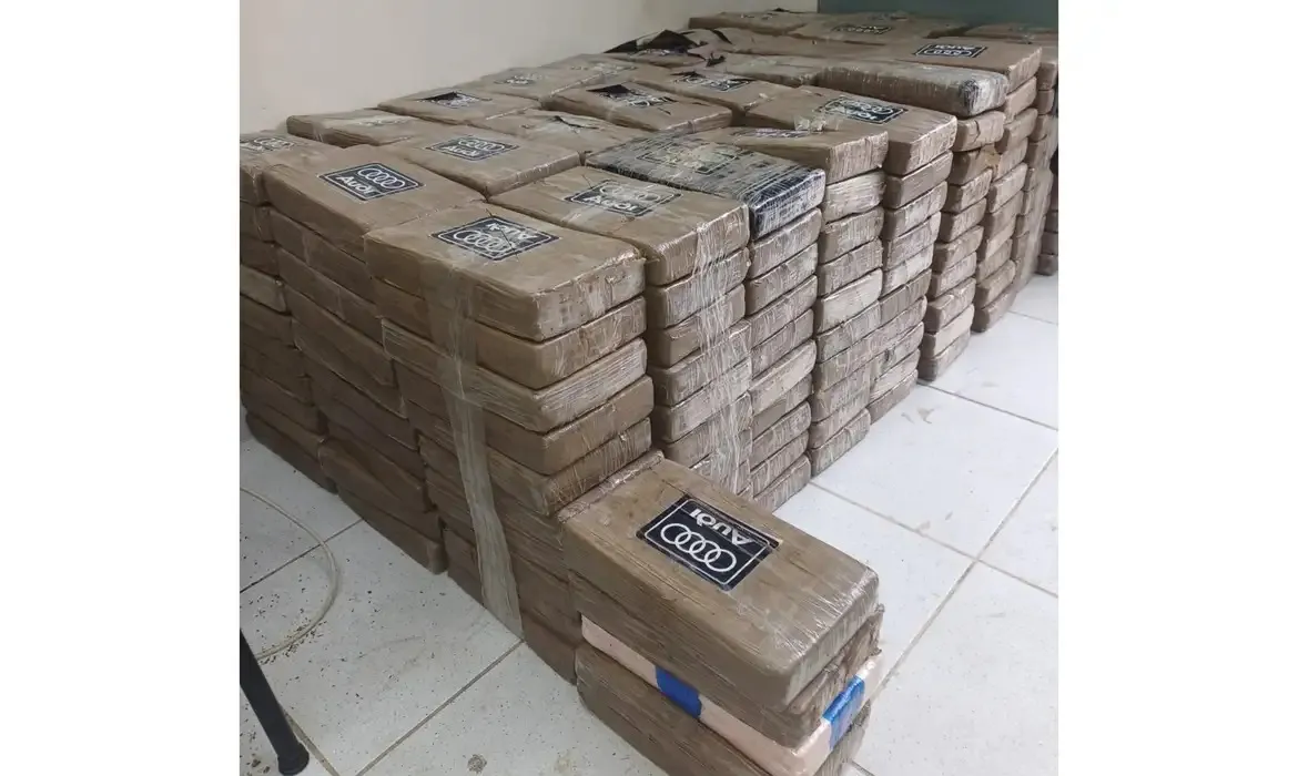 A fragata apreendeu um total de 1.375 kg do entorpecente