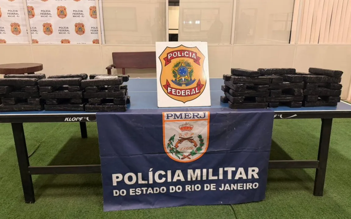Durante a abordagem, os agentes encontraram 64 tabletes de maconha escondidos no veículo