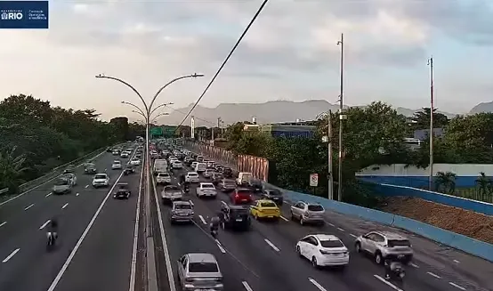 Uma faixa, próximo ao Batalhão da PM da Maré, está interditada