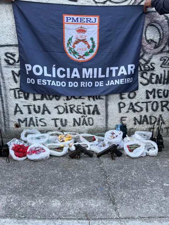 Todo o material apreendido e os três suspeitos foram levados para a 74ª DP (Alcântara)