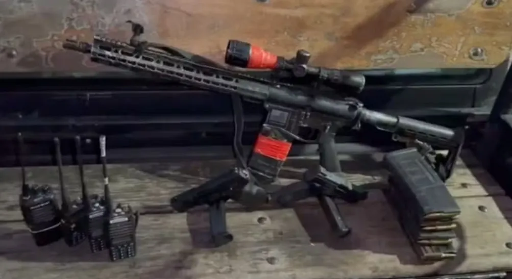 Os quatro suspeitos foram atingidos e morreram no local. Fuzil foi apreendido