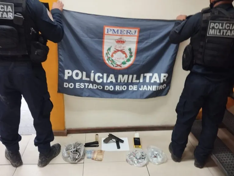 De acordo com informações do 12º BPM (Niterói), os policiais apreenderam uma pistola, uma quantidade expressiva de drogas