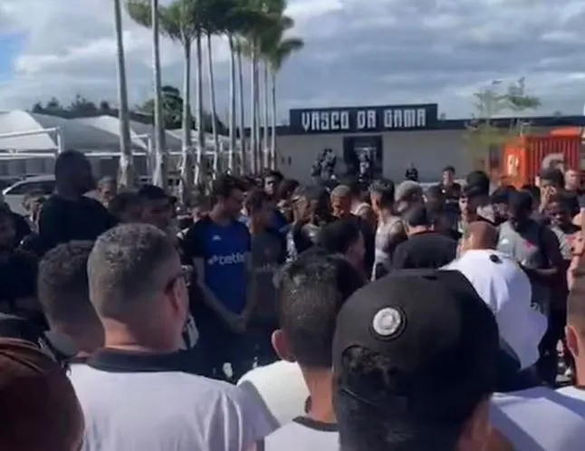 Torcedores de organizada do Vasco foram ao CT cobrar jogadores pelo desempenho ruim