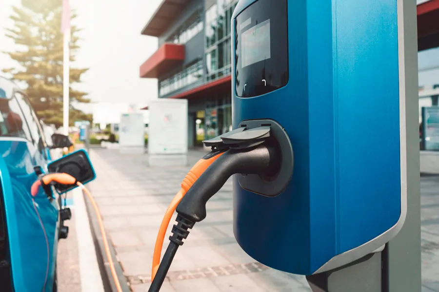 Lei municipal obrigada edifícios residenciais e comerciais a instalarem infraestrutura para recarga de veículos elétricos