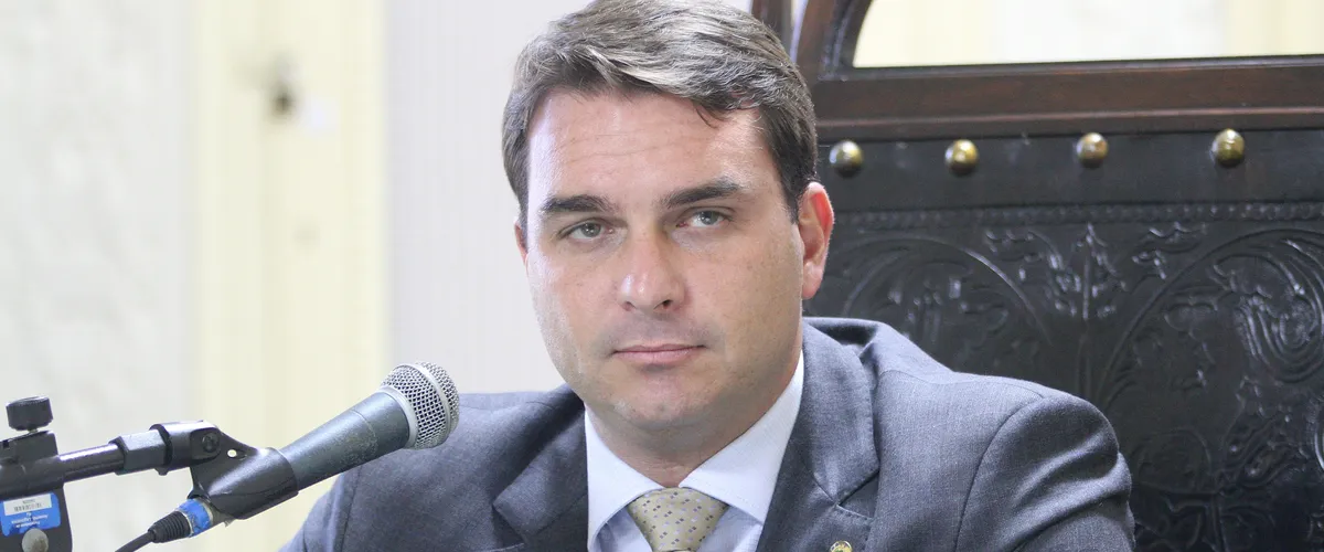 A proposta de Flávio Bolsonaro determina  que o trabalhador pode receber no regime CLT normal, ou com bonificação baseada em horas de trabalho