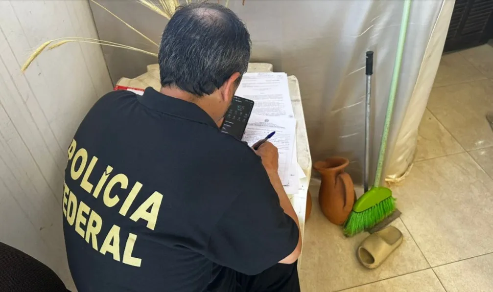 Durante a ofensiva, agentes da Delegacia da Polícia Federal em Nova Iguaçu (DPF/NIG) cumpriram um mandado de busca e apreensão no município.