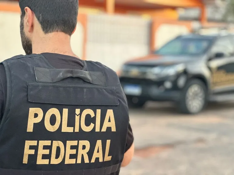 Na ação de hoje, policiais federais cumpriram três mandados de busca e apreensão nas residências dos investigados, todas localizadas na capital do estado