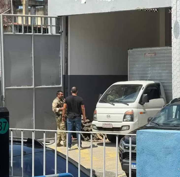 O espaço foi descoberto durante ações de investigação que apuram a possível ligação do local com o bicheiro Adilson Oliveira Coutinho Filho