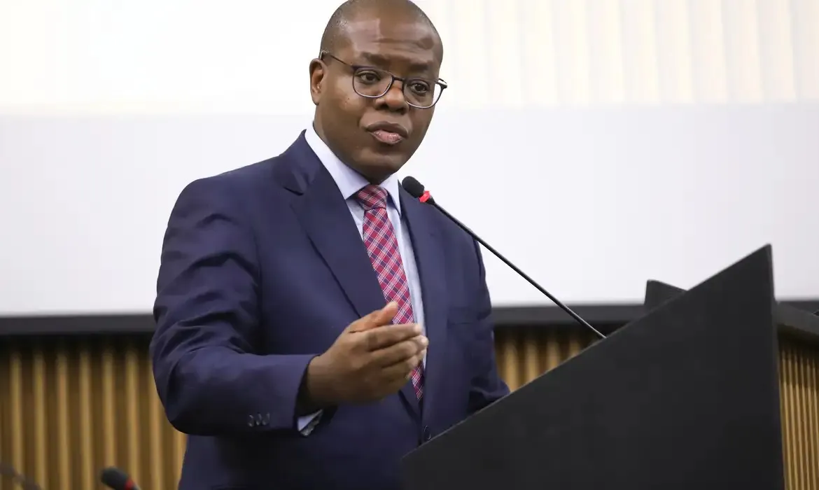 O ex-ministro dos Direitos Humanos Silvio Almeida pelo crime de importunação sexual