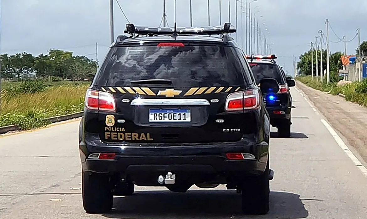 Os policiais federais cumprem 14 mandados de busca e apreensão em endereços ligados aos investigados