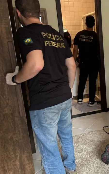 Os policiais cumpriram um mandado de prisão temporária e três mandados de busca e apreensão contra o suspeito