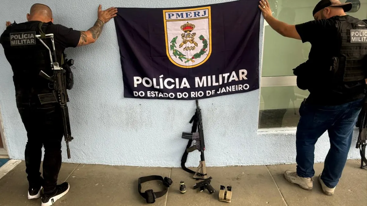 Os agentes encontraram um fuzil, uma pistola, granada, carregadores e cinto de guarnição