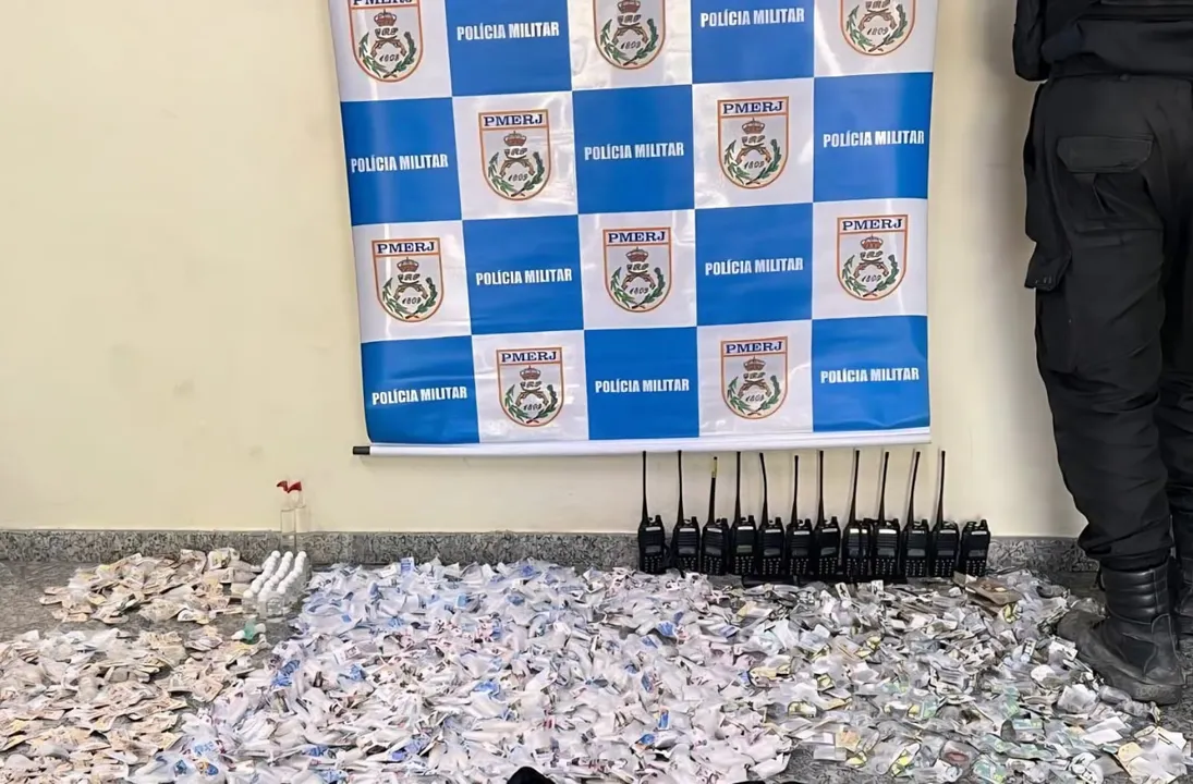Foi localizado duas mochilas contendo material entorpecente ainda não contabilizado, além de 12 rádios transmissores, um carregador de pistola, duas camisas semelhantes ao uniforme da Polícia Civil e uma balaclava